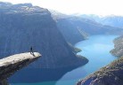 Язык Тролля – каменный выступ необычной формы, названный так из-за внешнего сходства с языком. Расположен на высоте 350 метров. Озеро Рингедалсватн, Одда, Норвегия. 
